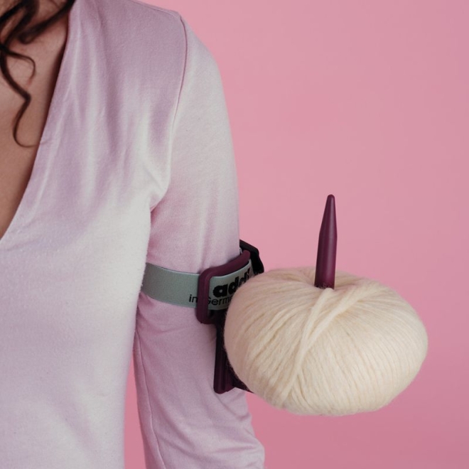 addiYarnArm Wollhalter für Stricken & Häkeln – Garnhalter ohne Verheddern